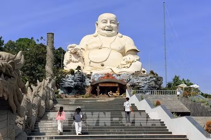 Khám phá tượng Phật Di Lặc lớn nhất châu Á trên đỉnh Núi Cấm – Kiệt tác tâm linh An Giang