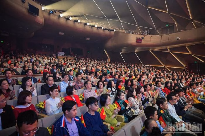 Kh&aacute;n giả đ&ocirc;ng đảo trong buổi biểu diễn