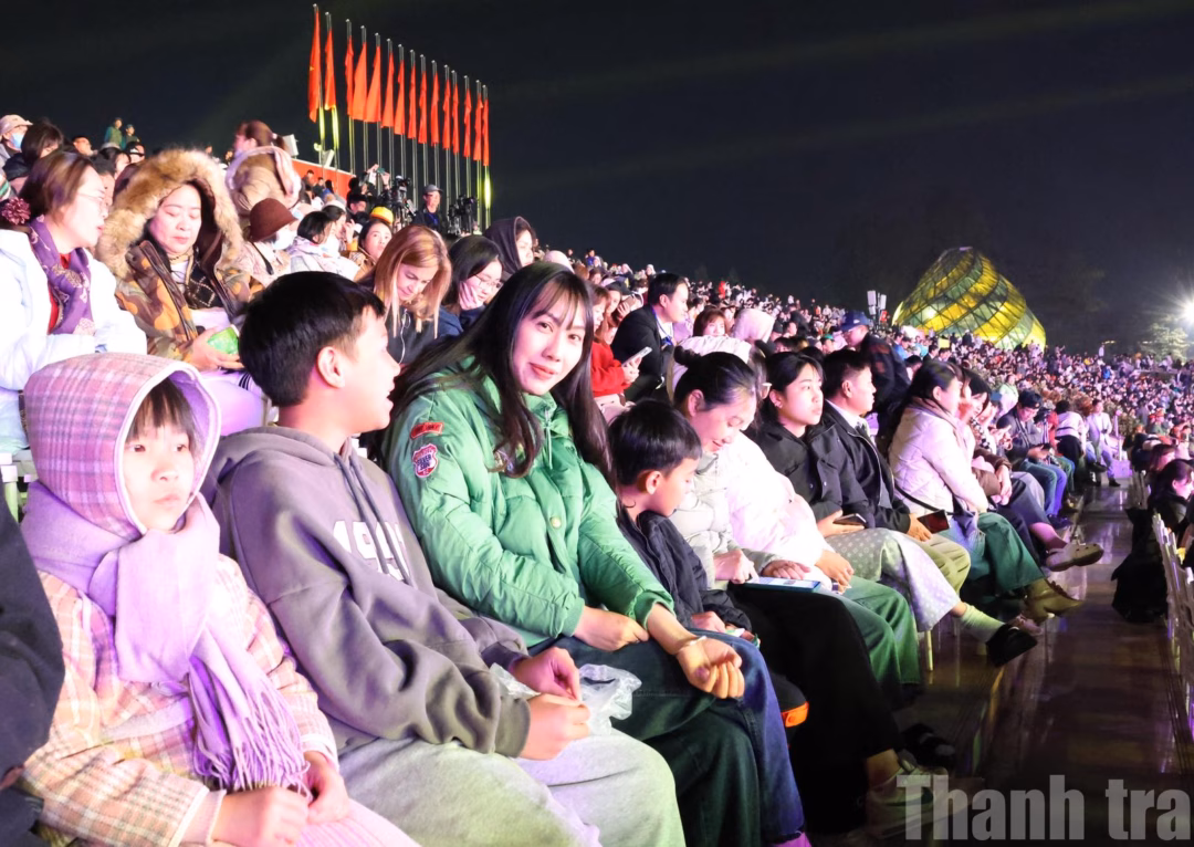 Kh&aacute;n giả tham dự lễ khai mạc lễ hội Mai Anh Đ&agrave;o