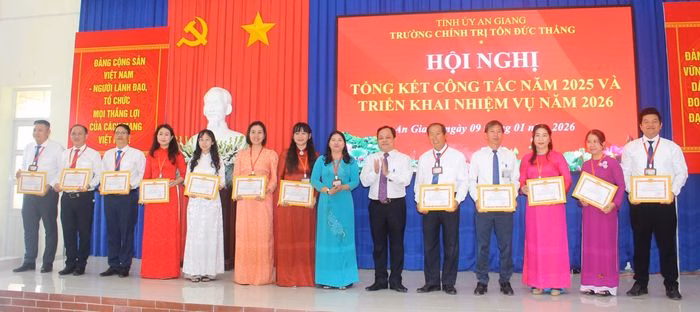 Khen thưởng chi bộ v&agrave; đảng vi&ecirc;n xuất sắc năm 2025