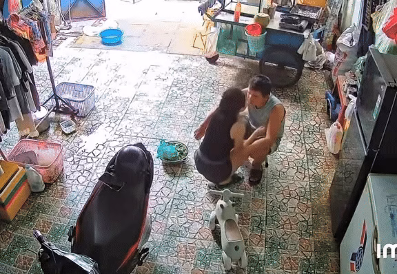 Khoảnh khắc vợ ôm chồng an ủi Vợ ôm chồng sau khi anh chia sẻ cảm giác mệt mỏi