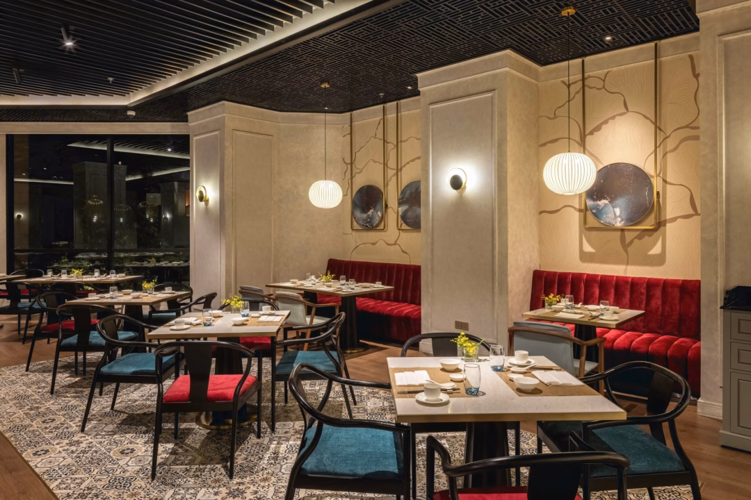 Kh&ocirc;ng gian nội thất Cham &ndash; t&ocirc;ng m&agrave;u xanh lục v&agrave; đỏ đậm