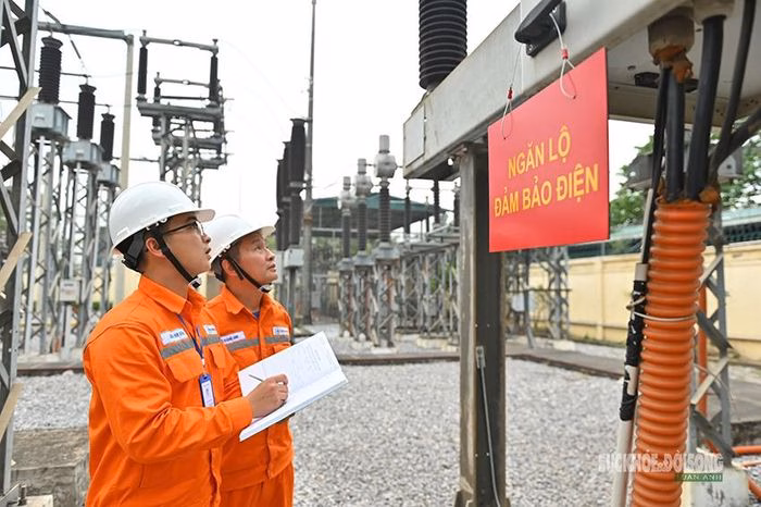 C&ocirc;ng nh&acirc;n điện lực kiểm tra tổng thể trạm biến &aacute;p