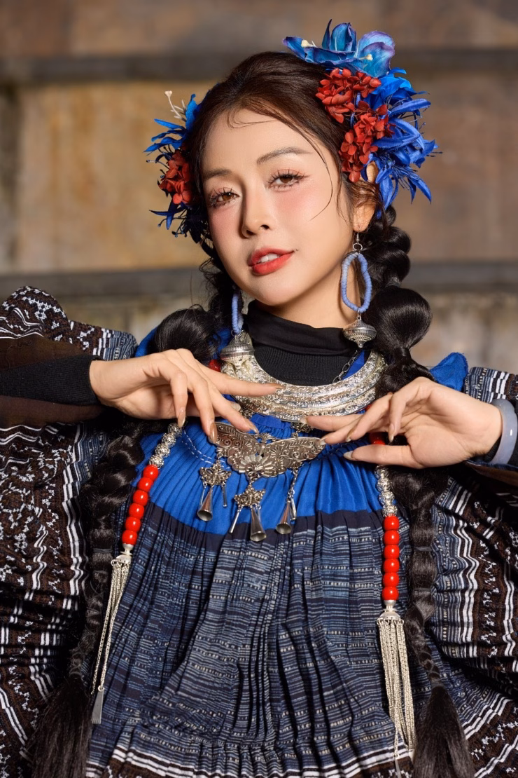 Kiểu tóc và trang điểm của Jennifer Phạm Jennifer Phạm với kiểu tóc hack tuổi và lớp trang điểm tự nhiên