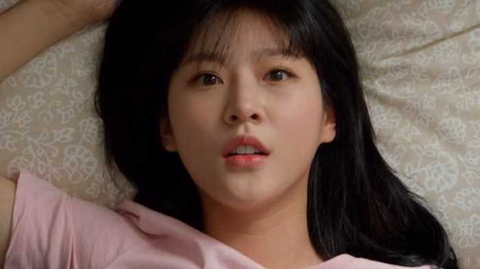 Kim Sae Ron trong vai Han Yeo Ul &ndash; nữ sinh 17 tuổi hồn nhi&ecirc;n