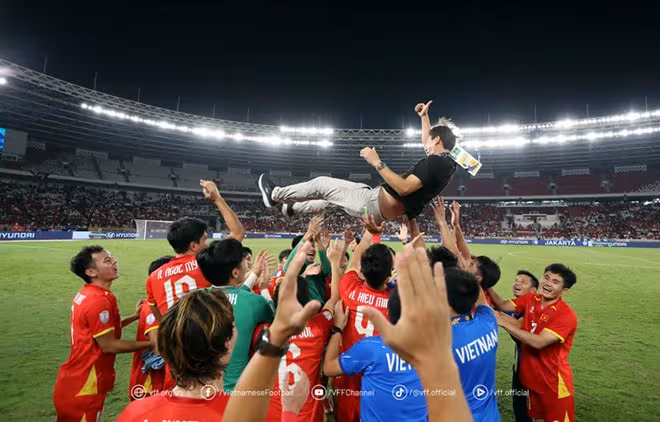 Kim Sang-sik: Khi chiến thắng khiến HLV “bị ném” – ASEAN Daily cảnh báo chấn thương