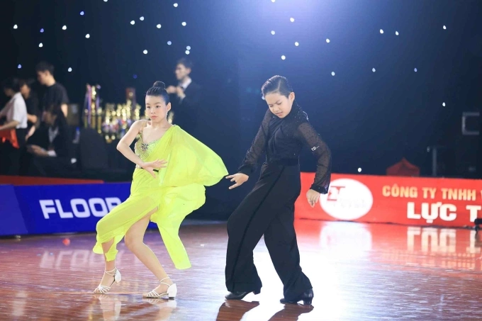 Kubi nh&agrave; Kh&aacute;nh Thi mặc lại đồ diễn của bố - 1