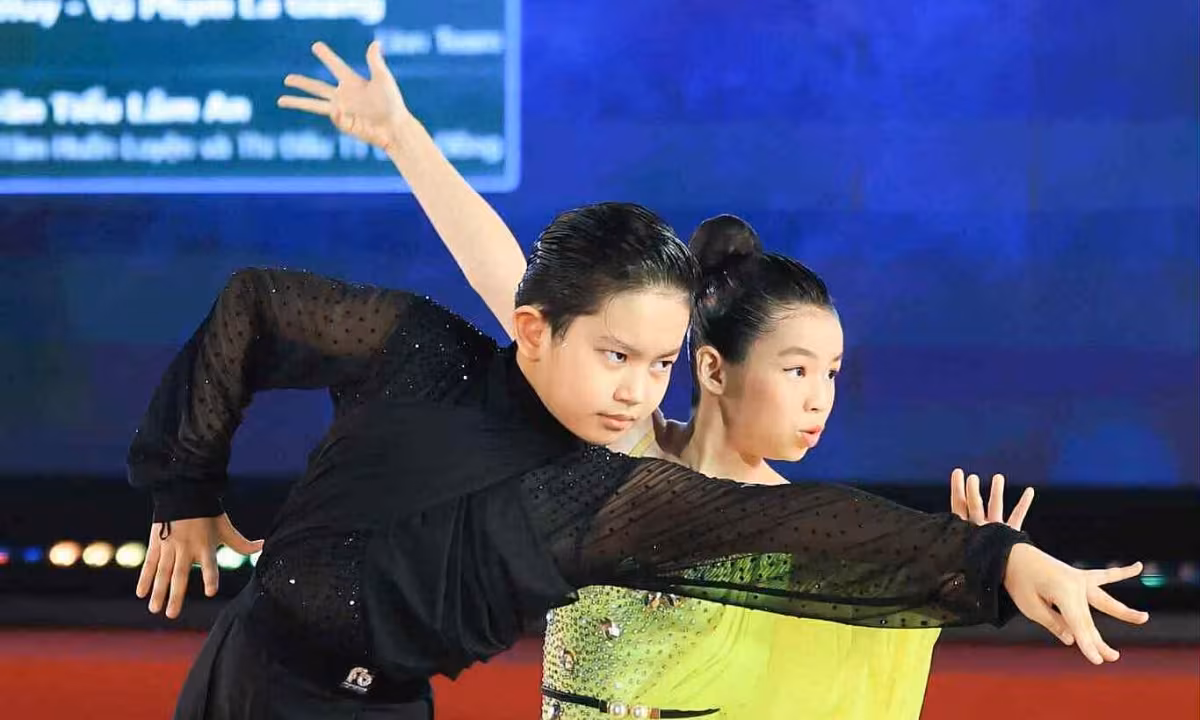 Kubi tái hiện bộ đồ huyền thoại của bố tại giải dancesport – Cú bất ngờ