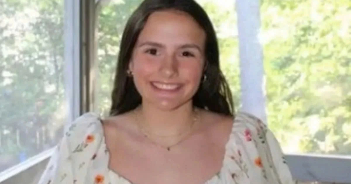 Kỳ diệu sinh tồn: Cô bé 15 tuổi sống sót sau vụ cá mập tấn công ở bãi Seacrest, Florida