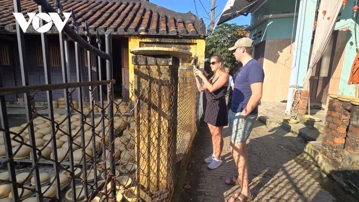 Du kh&aacute;ch l&agrave;m gốm tại Thanh H&agrave;