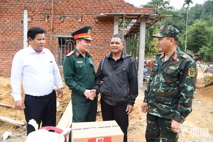 L&atilde;nh đạo LLVT Quảng Ng&atilde;i thăm hỏi, động vi&ecirc;n c&aacute;c hộ d&acirc;n bị thiệt hại