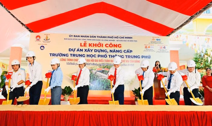 L&atilde;nh đạo thực hiện nghi lễ khởi c&ocirc;ng dự &aacute;n n&acirc;ng cấp Trường THPT Trung Ph&uacute;