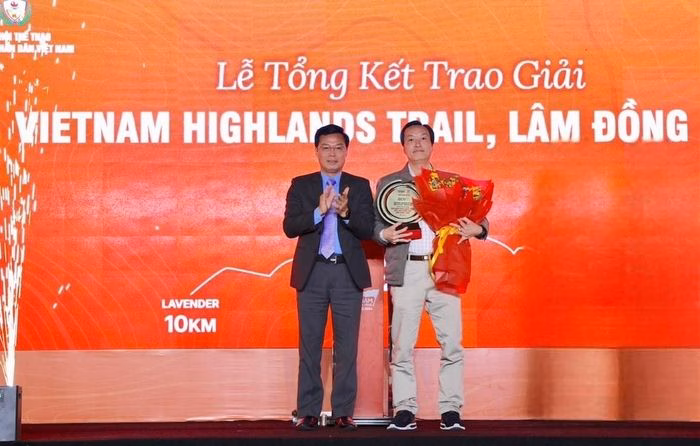 L&atilde;nh đạo tỉnh L&acirc;m Đồng tặng hoa cho c&aacute;c nh&agrave; t&agrave;i trợ