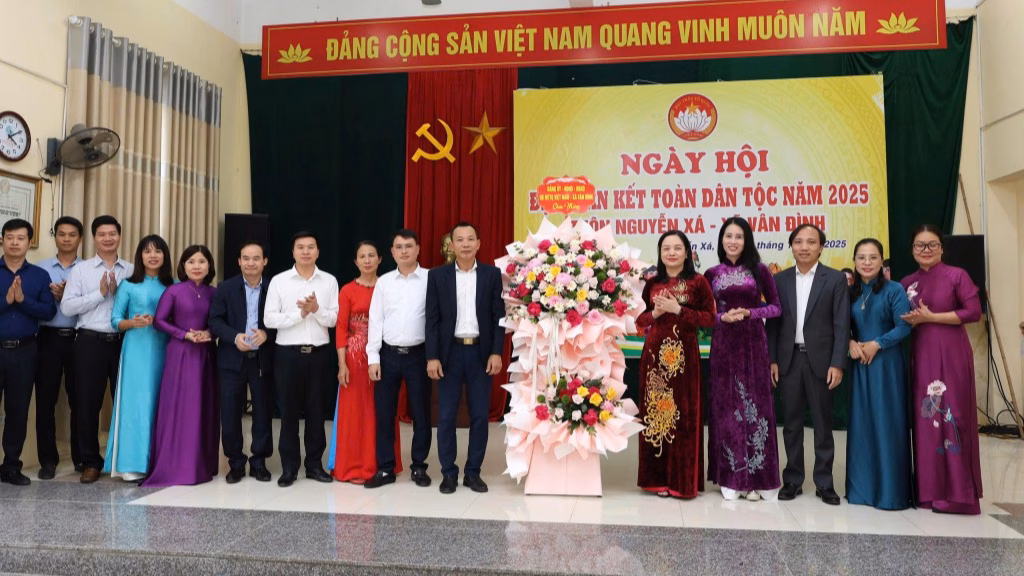 L&atilde;nh đạo x&atilde; V&acirc;n Đ&igrave;nh tặng hoa ch&uacute;c mừng th&ocirc;n Nguyễn X&aacute;