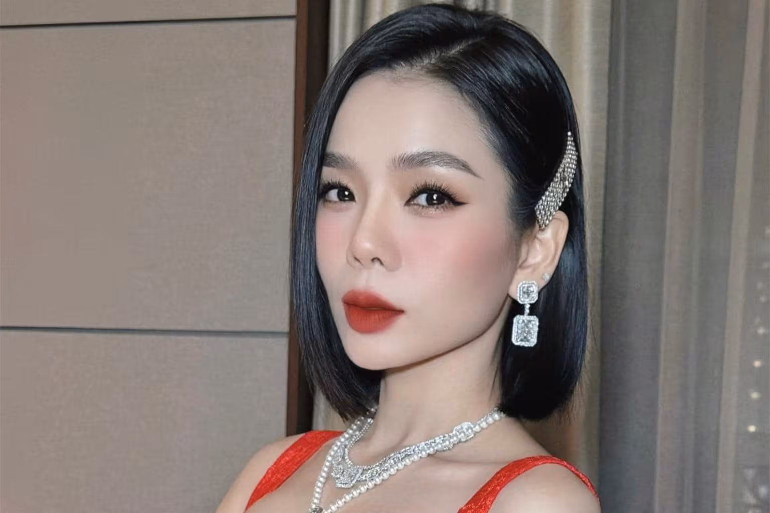 Lệ Quyên ‘đốp chát’ netizen: Tranh cãi trên mạng và câu chuyện tình yêu công khai