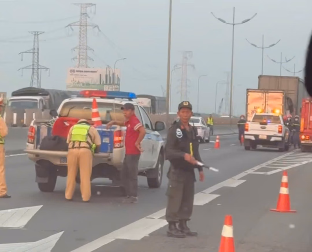 Lực lượng chức năng phong tỏa hiện trường vụ tai nạn tr&ecirc;n cao tốc TPHCM