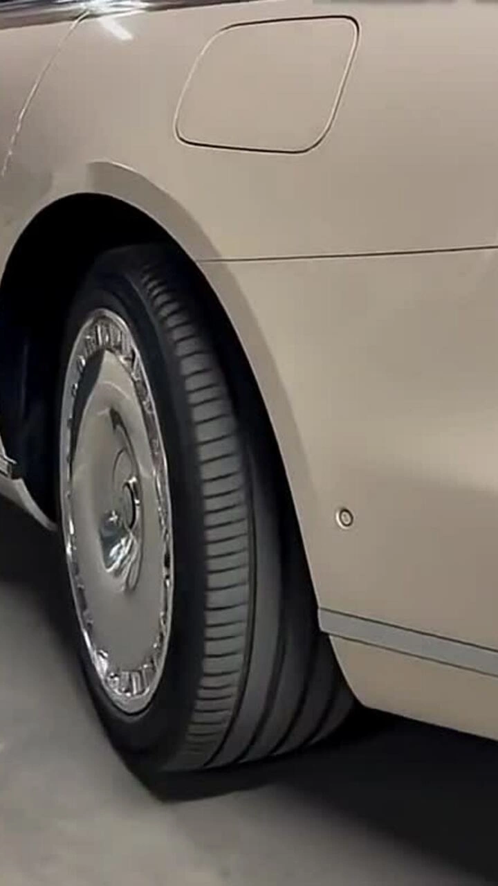 Maextro S800 lùi gọn vào chỗ đỗ Maextro S800 lùi gọn vào chỗ đỗ nhờ lái 4 bánh