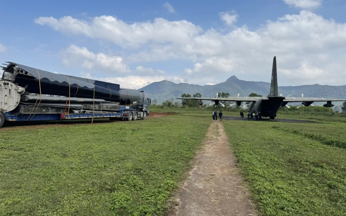 M&aacute;y bay C-119 sẽ nằm cạnh C-130 b&ecirc;n phải