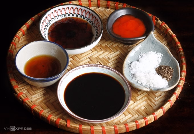 Miến xào giò đang trong quá trình xào Miến xào giò trong chảo, sợi miến tơi, giò và rau củ màu sắc hài hòa