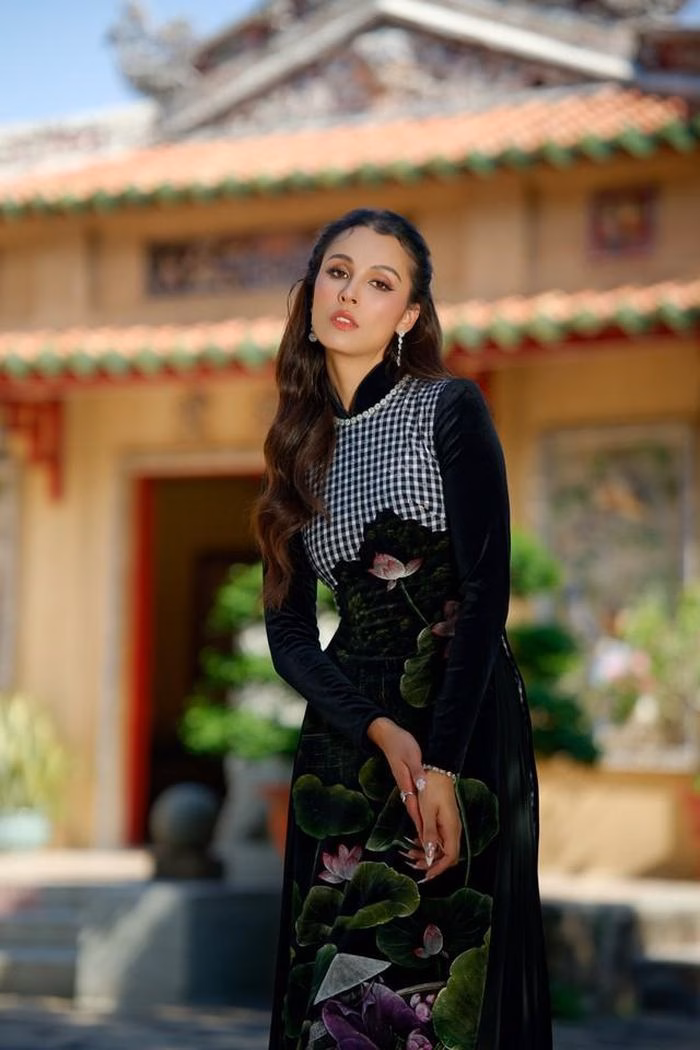 Mildred cùng Zuzanna và Arsh trong áo dài Mildred Rincon, Zuzanna Balonek và Arsh Thind trong áo dài