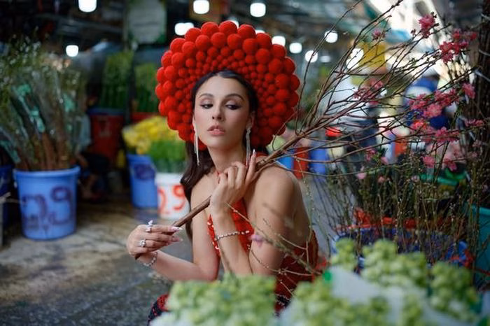 Mildred trải nghiệm chợ hoa trước Tết Mildred Rincon cảm nhận không khí Tết Nguyên Đán tại chợ hoa