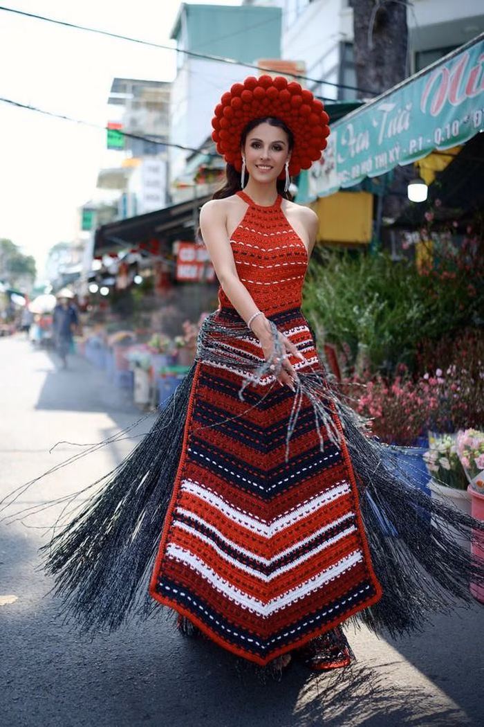 Mildren khám phá chợ hoa Mildred Rincon dạo quanh chợ hoa Hồ Thị Kỷ