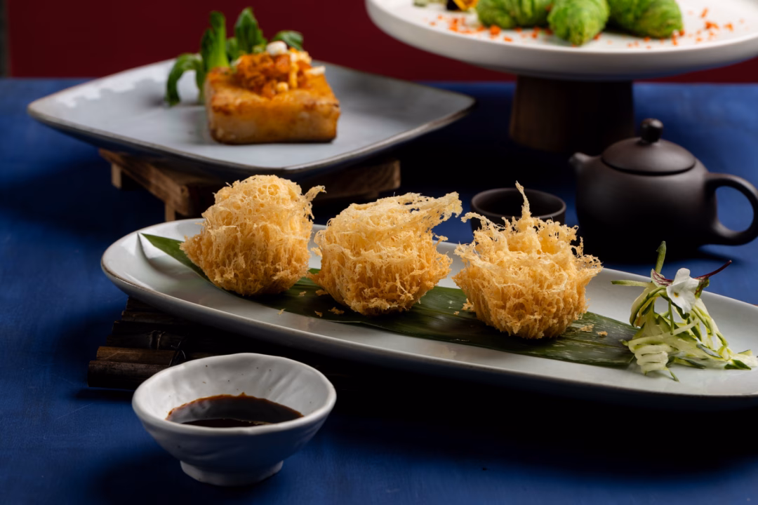 M&oacute;n g&agrave; chi&ecirc;n gi&ograve;n v&agrave; hải sản siew mai