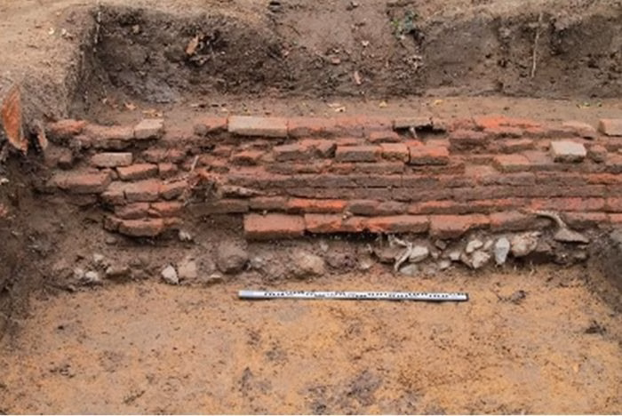 M&oacute;ng v&agrave; tường bao ph&iacute;a Bắc