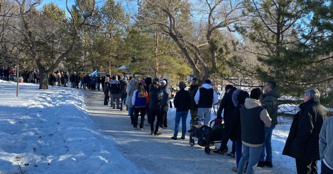 Người d&acirc;n xếp h&agrave;ng k&yacute; kiến nghị ly khai tại c&ocirc;ng vi&ecirc;n Rundle, Edmonton