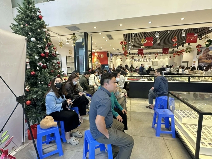 Người dân xếp hàng mua vàng tại cửa tiệm Phú Quý Hà Nội Người dân xếp hàng mua vàng tại cửa tiệm Phú Quý Hà Nội