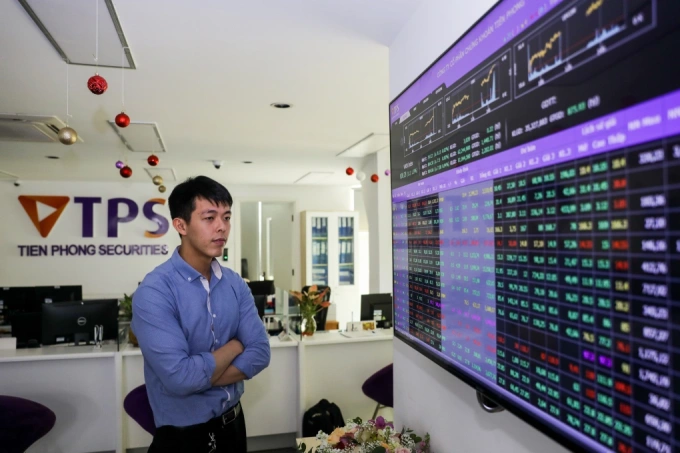 Nhà đầu tư tại Chứng khoán Tiên Phong Nhà đầu tư theo dõi bảng điện tử tại Công ty Chứng khoán Tiên Phong, 2020