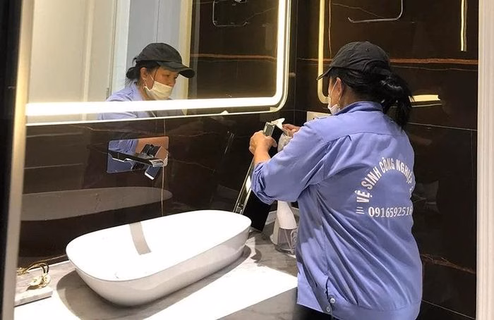 Nh&acirc;n vi&ecirc;n dọn dẹp nh&agrave; cửa v&agrave;o dịp cuối năm