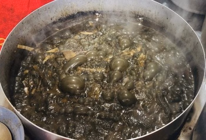 Nồi nước d&ugrave;ng từ mắm cua.