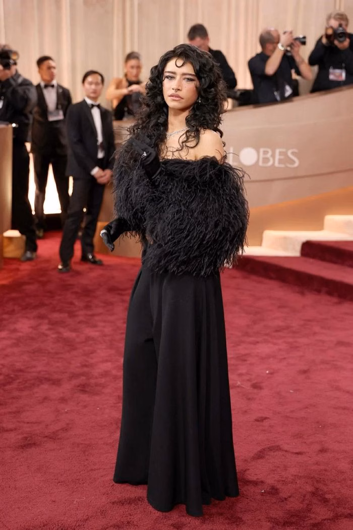 Odessa A&rsquo;zion &ndash; trang phục đen to&agrave;n bộ