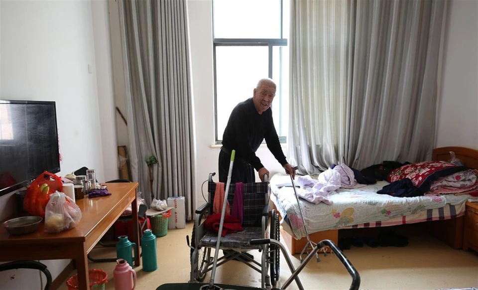 &Ocirc;ng l&atilde;o tr&ograve; chuyện c&ugrave;ng bạn b&egrave; trong viện