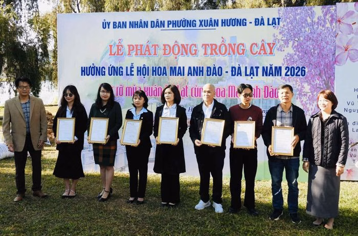 &Ocirc;ng Nguyễn Ngọc Hậu nhận bằng khen tri &acirc;n từ Hội Doanh nh&acirc;n trẻ