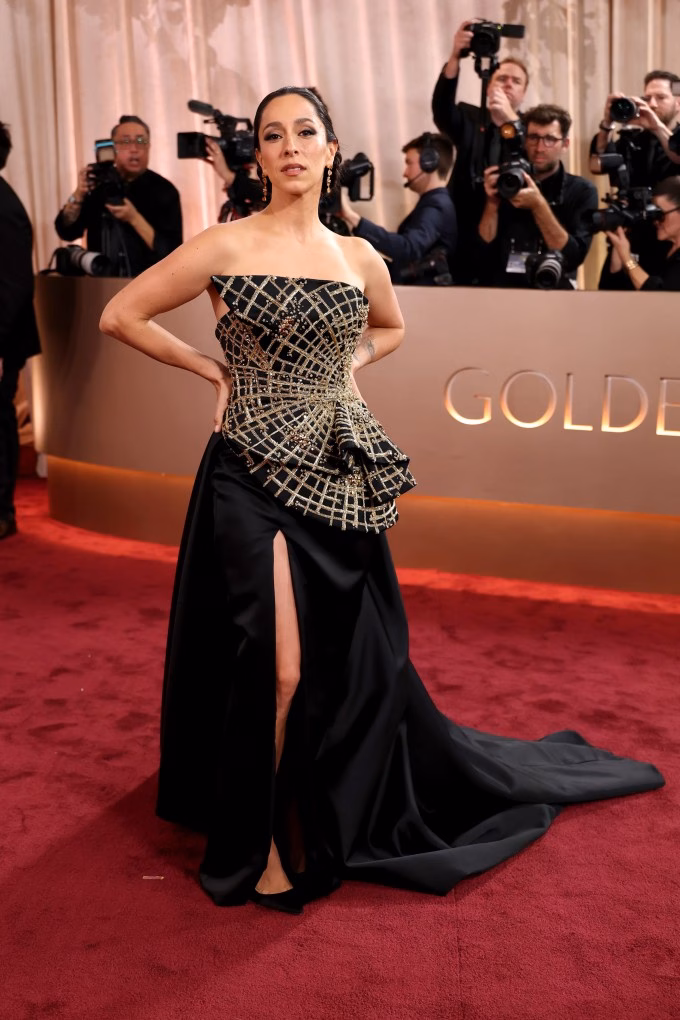 Oona Chaplin trong đầm đen Oona Chaplin - diễn viên đóng vai phản diện Varang trong 'Avatar 3'.