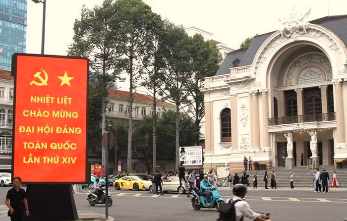 Pano v&agrave; biểu ngữ ch&agrave;o mừng Đại hội XIV Đảng tại TPHCM