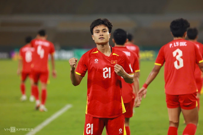 Phạm Minh Ph&uacute;c ăn mừng b&agrave;n thắng thắng UAE 3-2