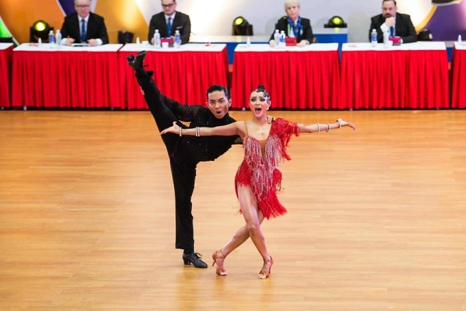 Phan Hiển biểu diễn cùng Thu Hương trong bộ đồ huyền thoại Phan Hiển từng mặc bộ đồ này khi biểu diễn cùng Thu Hương.