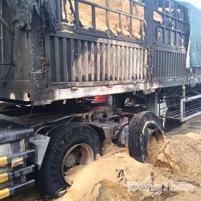 Phần xe container bị ch&aacute;y, Quốc lộ 1, Đồng Th&aacute;p