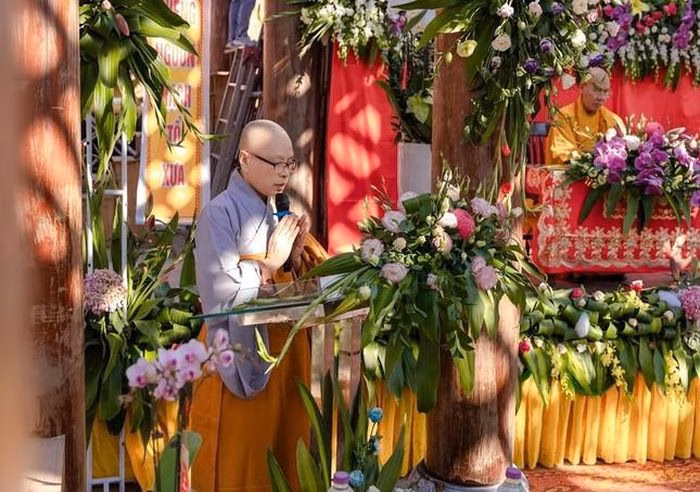 Ni sư Th&iacute;ch Diệu Tuy&ecirc;n ph&aacute;t biểu trong lễ kh&aacute;nh th&agrave;nh