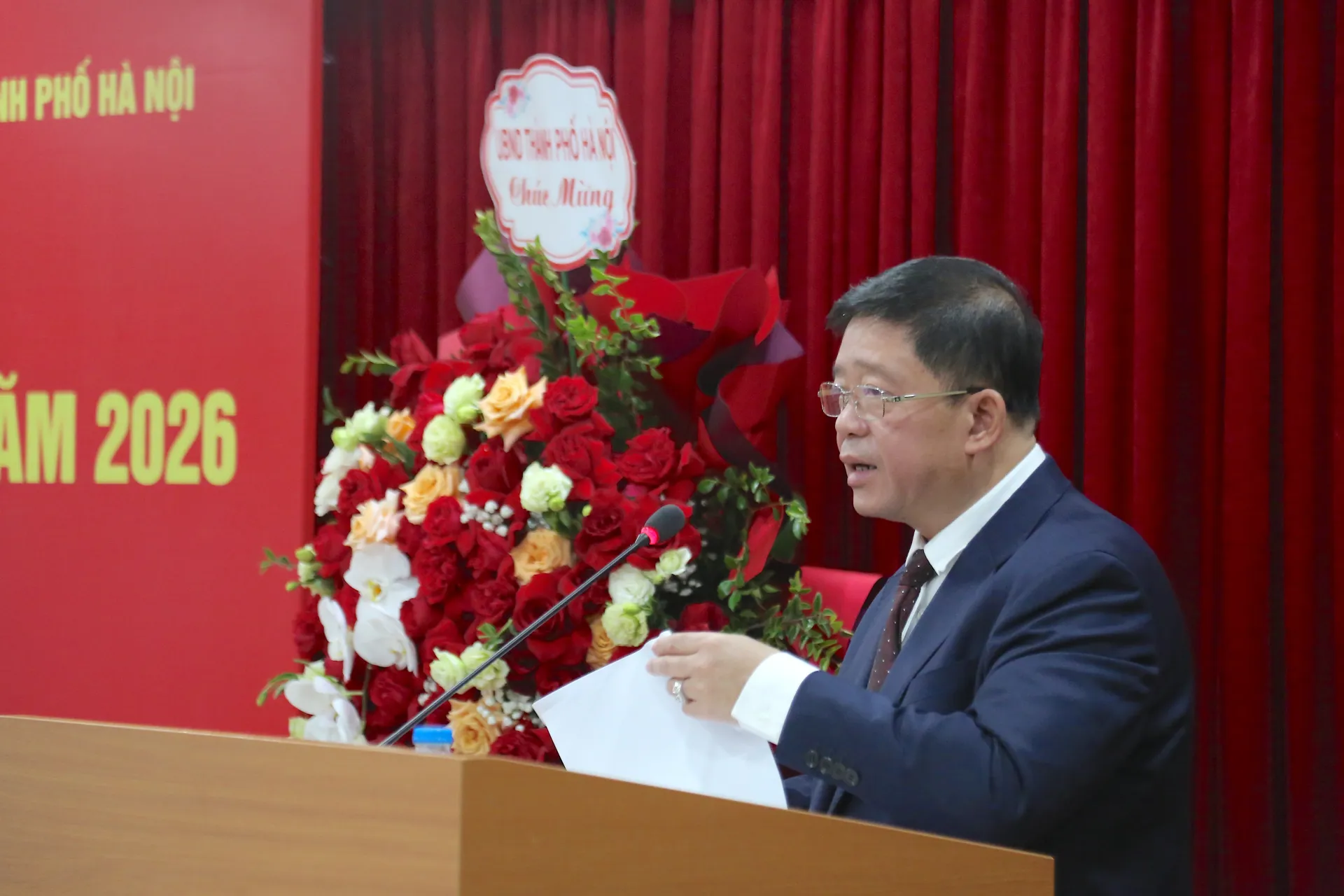 Ph&oacute; Chủ tịch Dương Đức Tuấn trao bằng khen