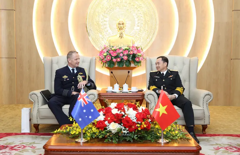 Phó Đô đốc Trần Thanh Nghiêm chào đón Tùy viên Quốc phòng Úc mới và vinh danh công tác của Đại tá Michael Jansen