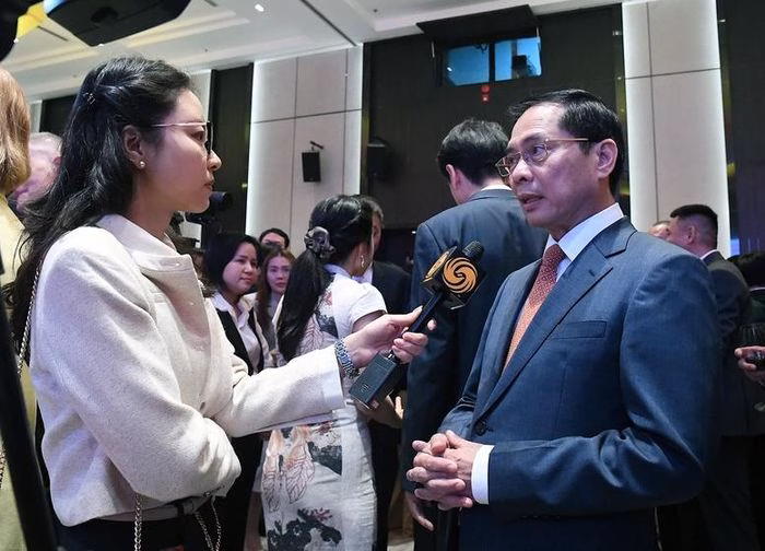 Ph&oacute; Thủ tướng trong buổi phỏng vấn Đ&agrave;i Truyền h&igrave;nh Phượng Ho&agrave;ng