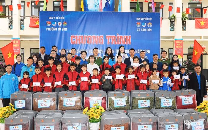 Qu&agrave; tặng cho học sinh kh&oacute; khăn tại x&atilde; T&acirc;n Sơn