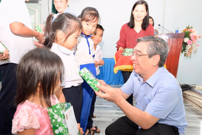 Hội N&ocirc;ng d&acirc;n TP.HCM trao qu&agrave; Tết cho trẻ em