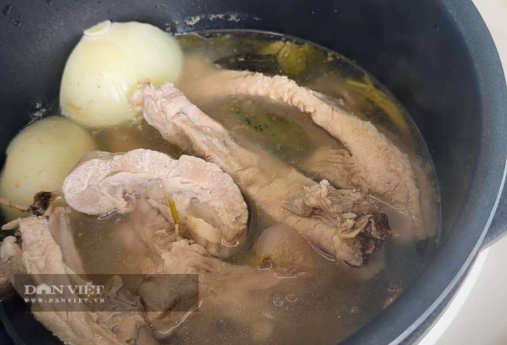 Qu&aacute; tr&igrave;nh hầm sườn với c&aacute;c loại rau thơm