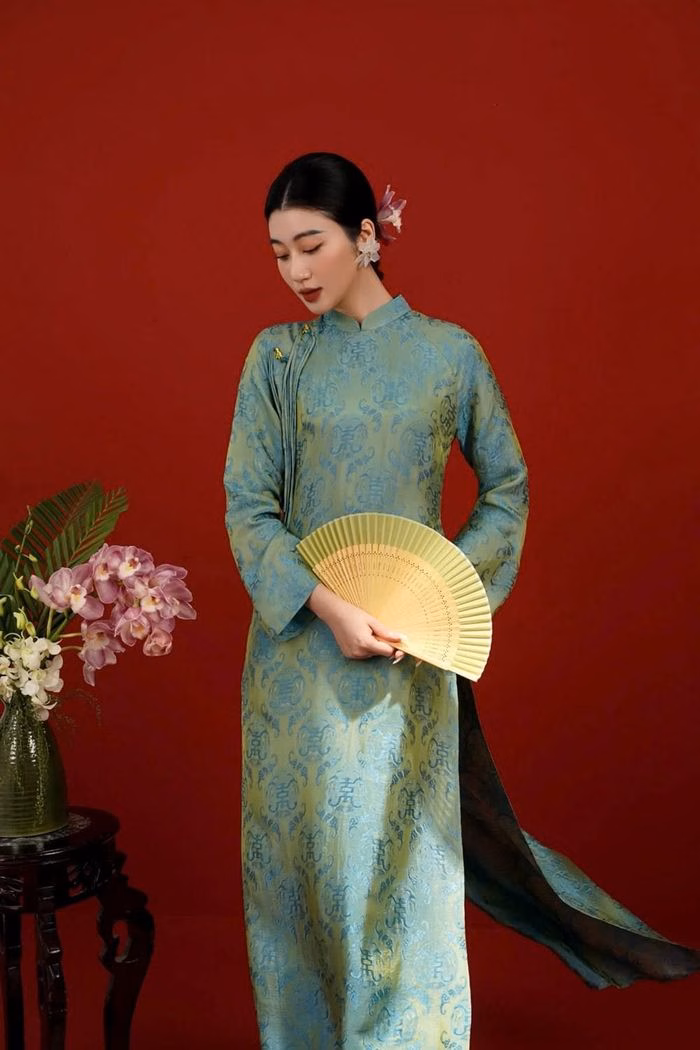 Quạt lụa cầm tay phối &aacute;o d&agrave;i