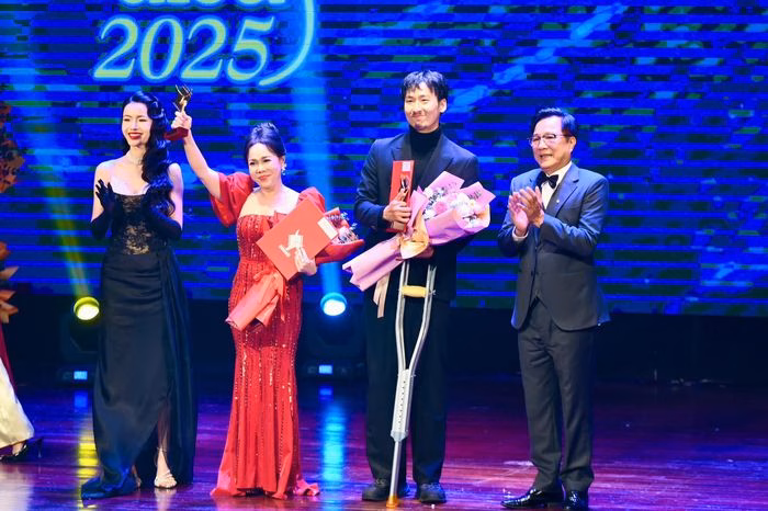 Quay phim v&agrave; thiết kế mỹ thuật của Mưa đỏ